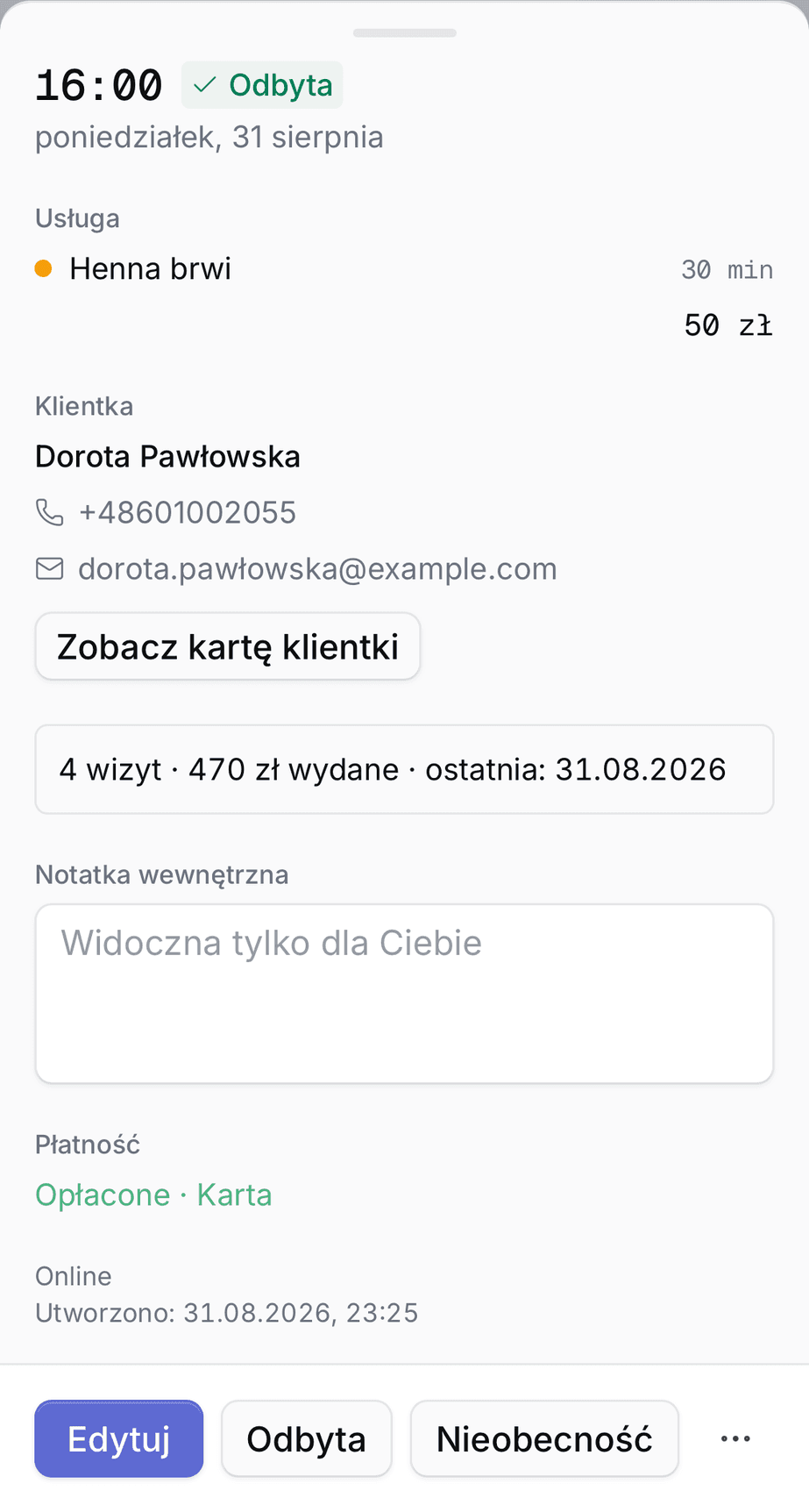 Szczegóły wizyty na telefonie z danymi klientki, historią i notatką wewnętrzną