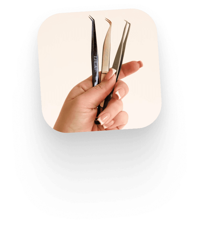Dłoń z francuskim manicure trzymająca trzy pęsety do stylizacji rzęs
