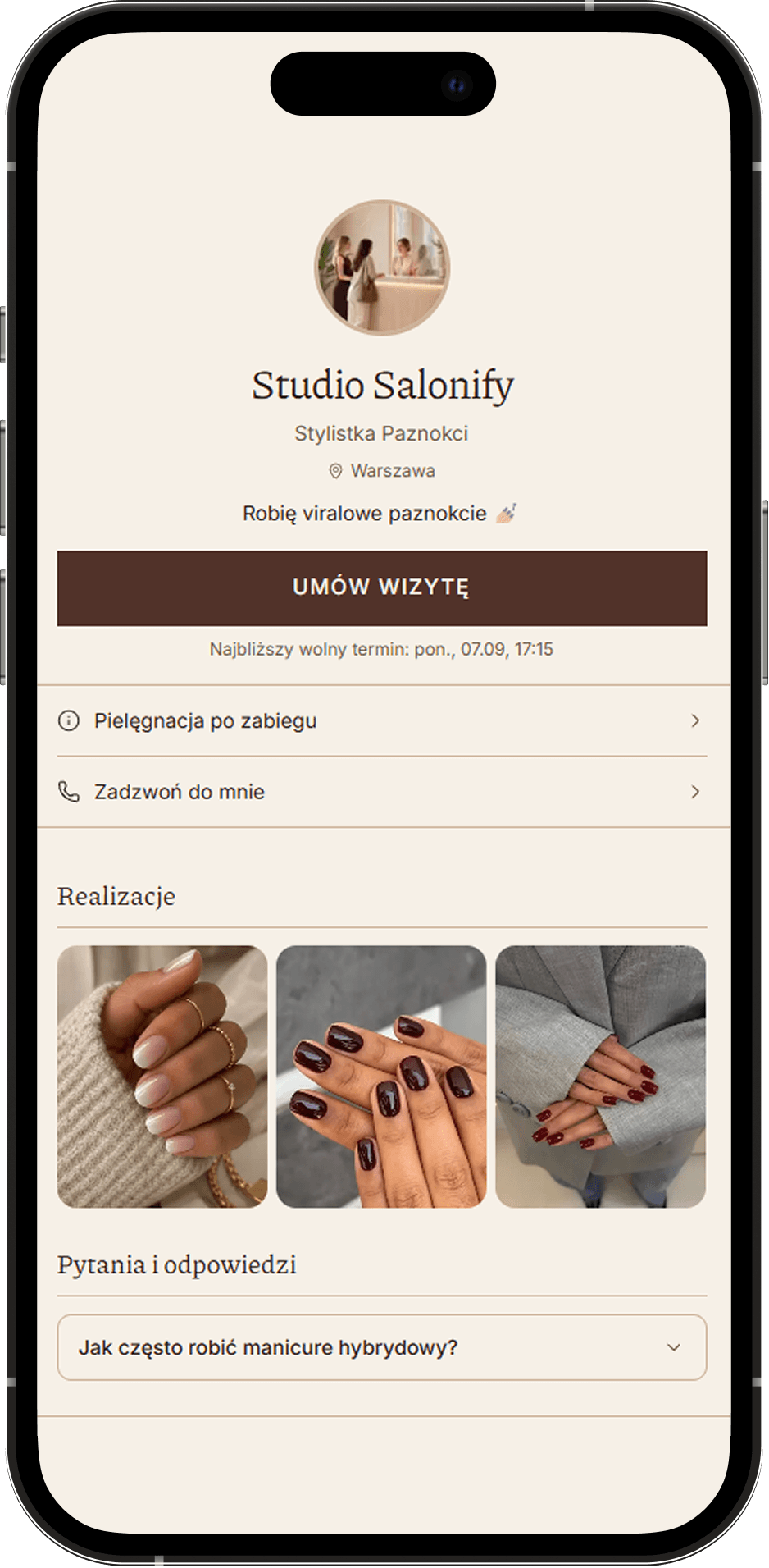 Wizytówka salonu z przyciskiem Umów wizytę na ekranie telefonu